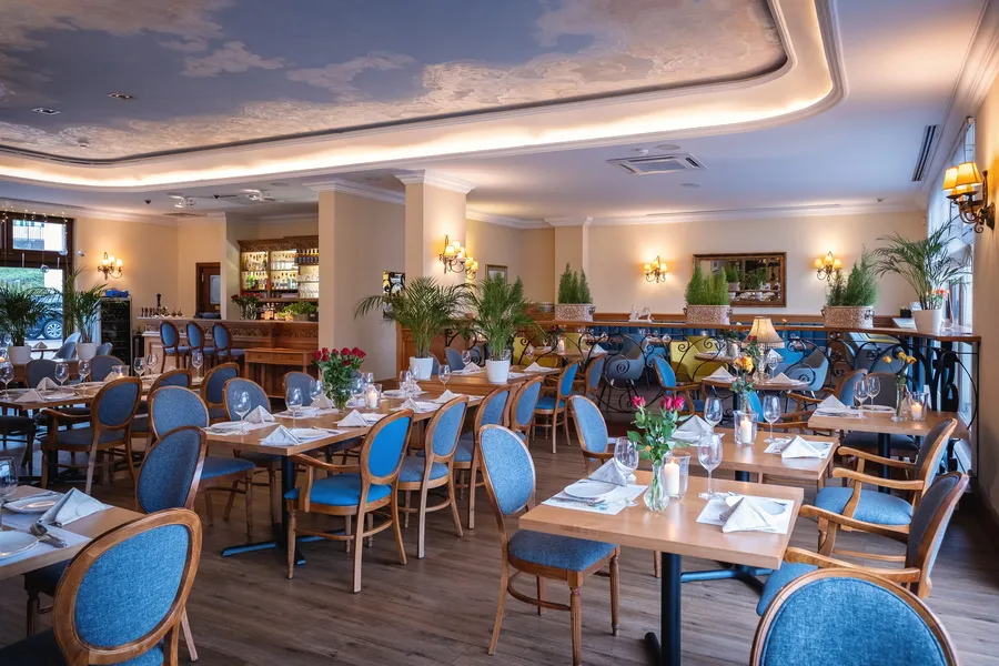 wnętrze przytulnej włoskiej restauracji w Poznaniu