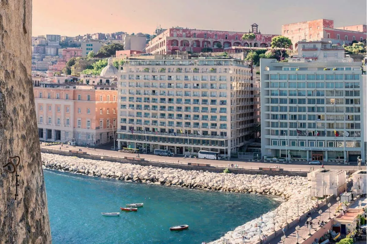 Hotel Royal Continental Napoli piscina sul tetto acqua di mare