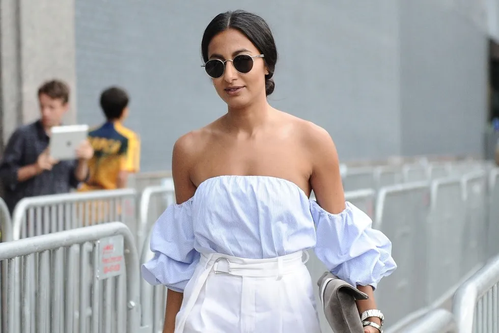 kobieta w za dużej koszuli z opadającymi ramionami, detal na ramiona