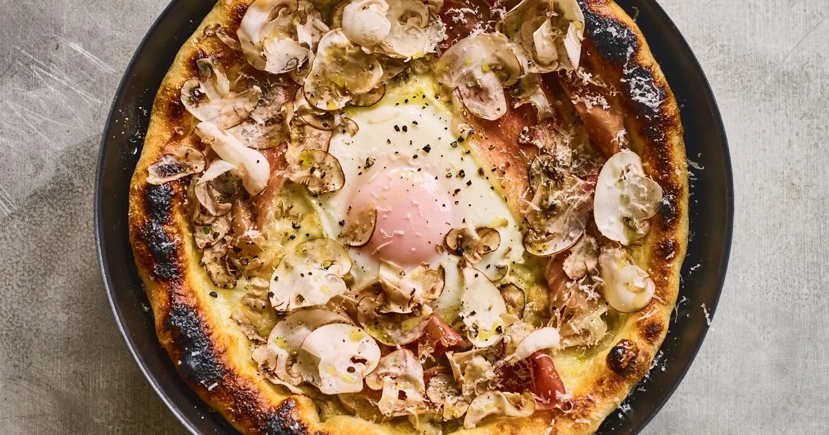 pizza bismarck z jajkiem