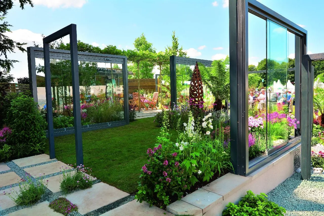 taras z roślinami osłaniającymi prywatność