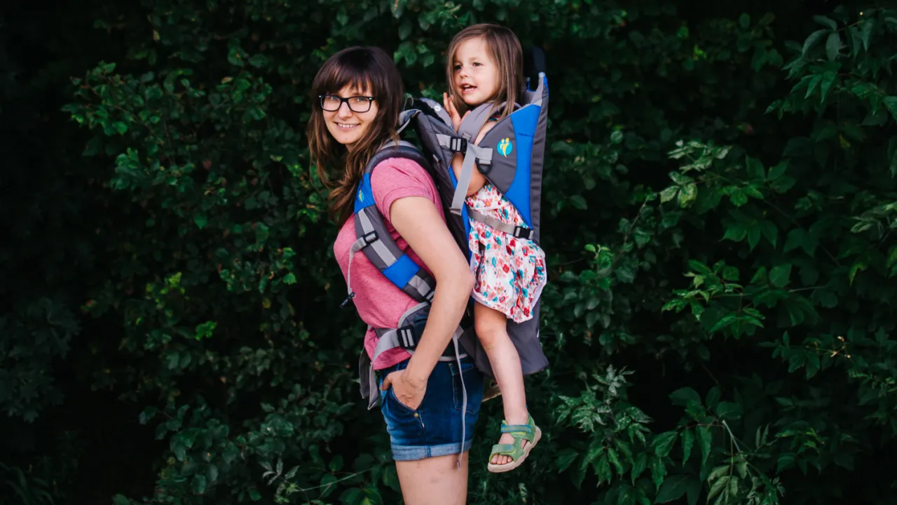 Rodzice z niemowlakiem w nosidle na g&oacute;rskim szlaku