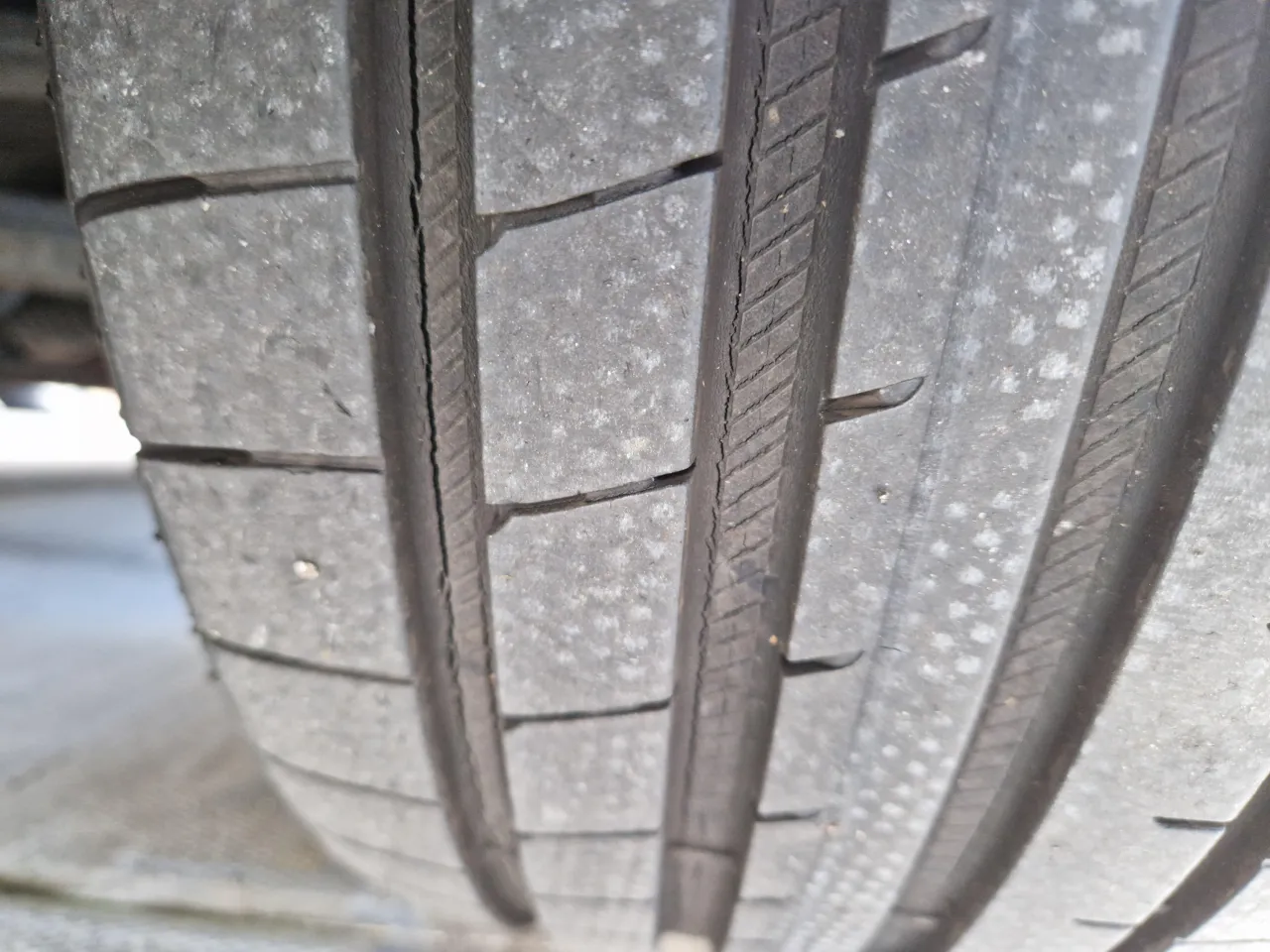 Pęknięcia na starej oponie - przykład