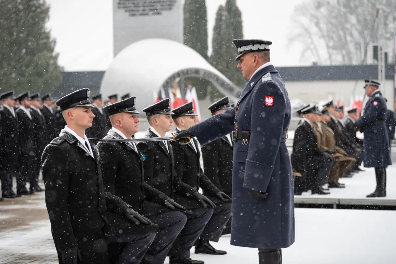 Uroczystość wręczenia szabli, symbolizująca drogę, jak zostać porucznikiem w wojsku. Żołnierze w mundurach stoją na mrozie.