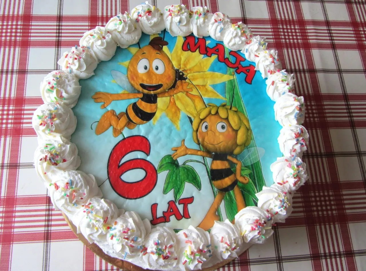 zmarszczony opłatek na torcie