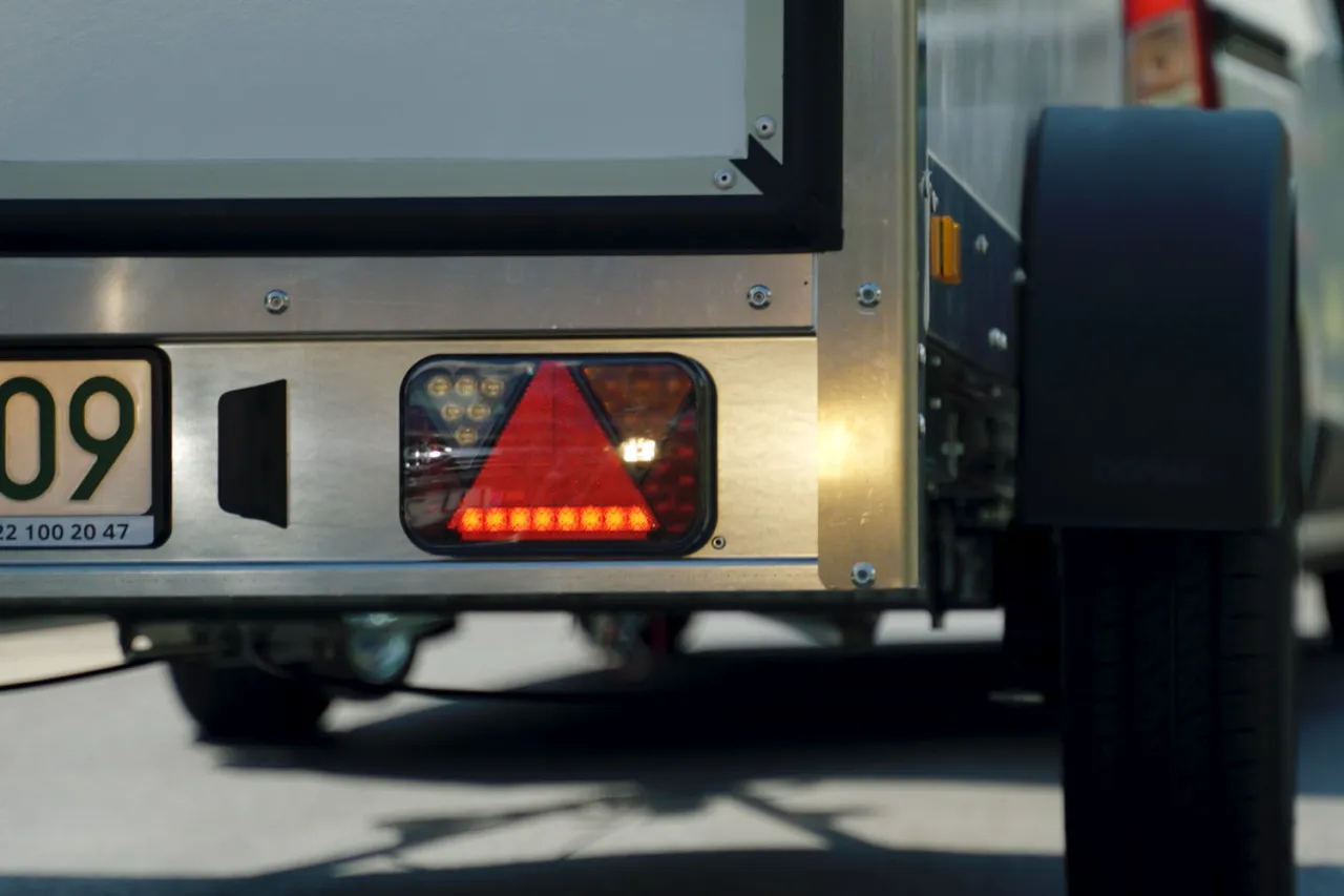 Na tyle przyczepy widać jedno światło pozycyjne w kształcie tr&oacute;jkąta, świecące na czerwono.