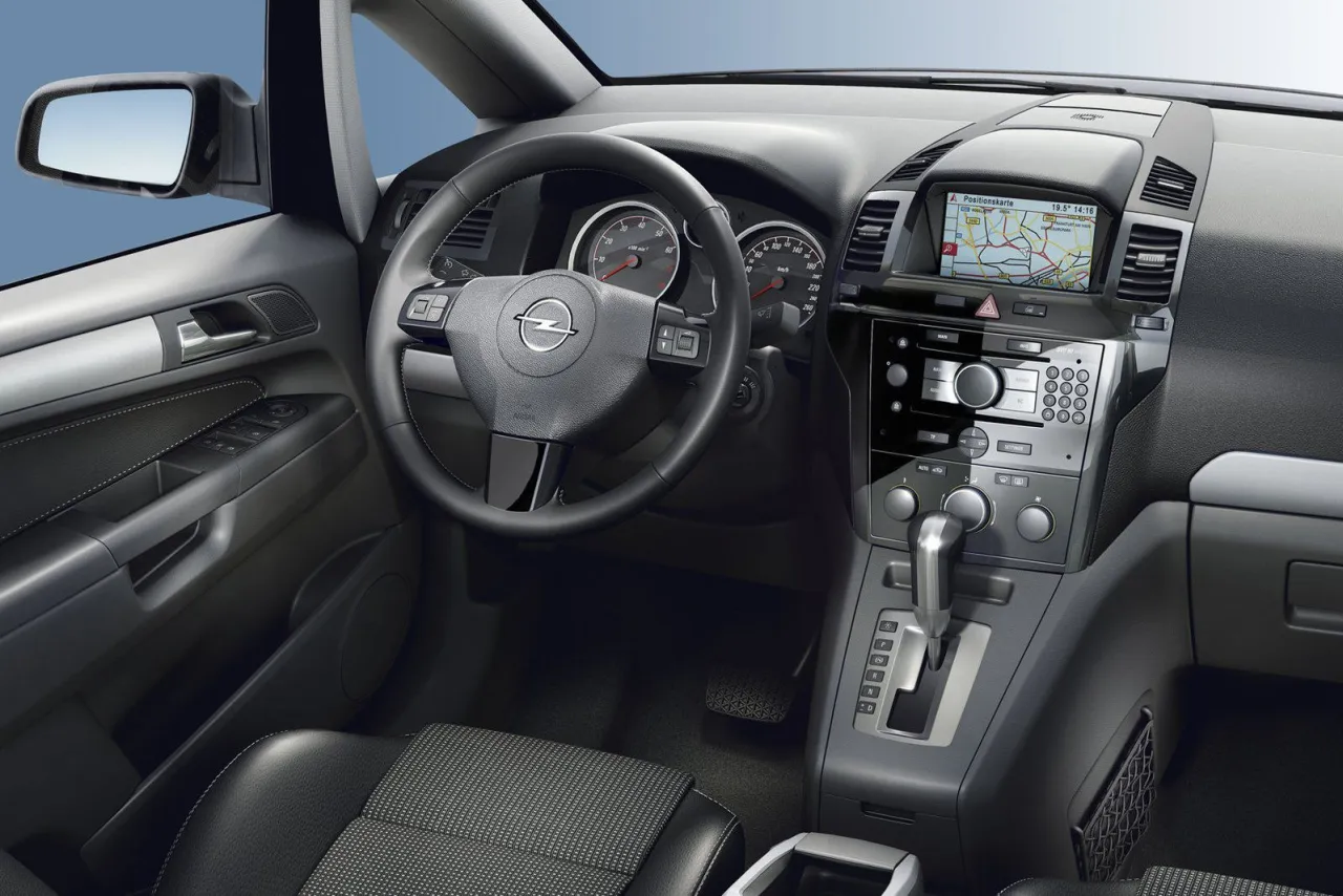 Opel Zafira B wnętrze