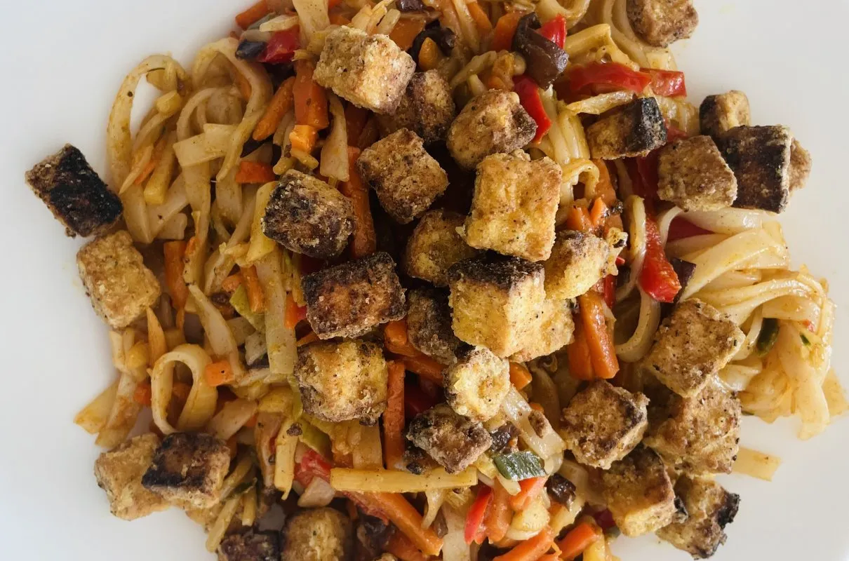 Proste danie z makaronem ryżowym, warzywami i chrupiącym tofu.