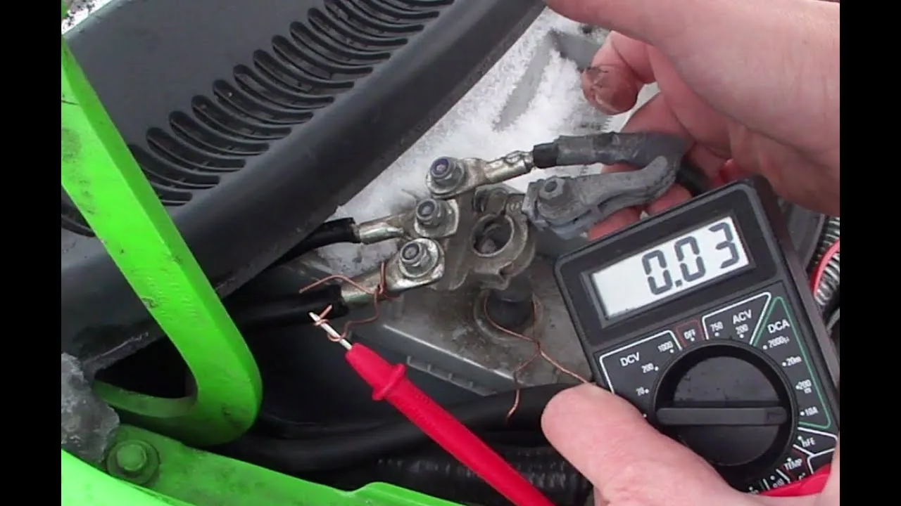 Multimetr pomiar poboru prądu w samochodzie