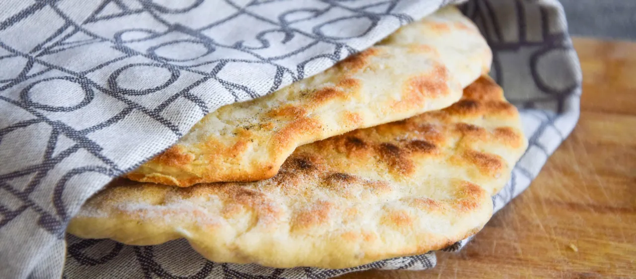 domowy chlebek naan na patelni