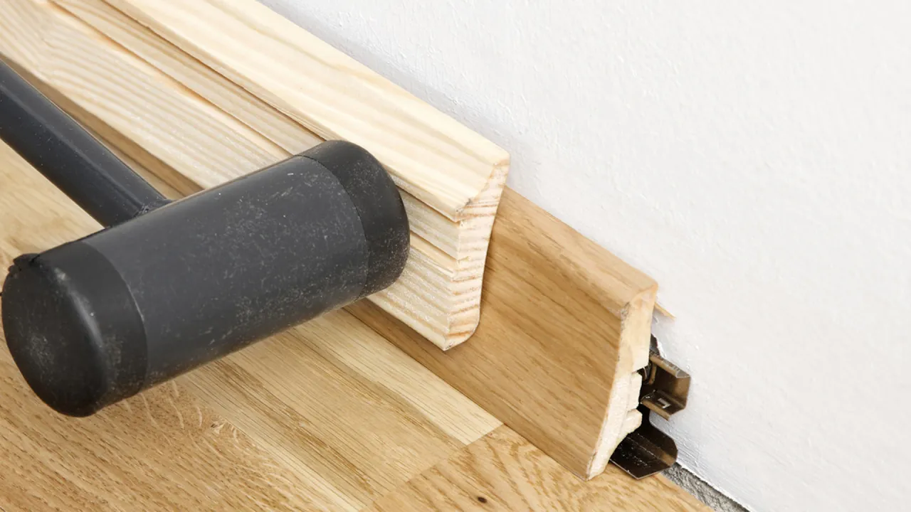 Montaż listew przypodłogowych MDF na klej