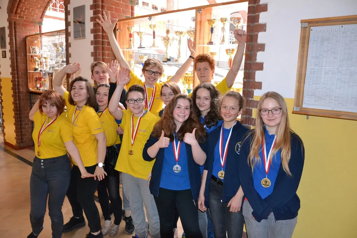 Uczniowie gimnazjum pracujący nad projektem edukacyjnym