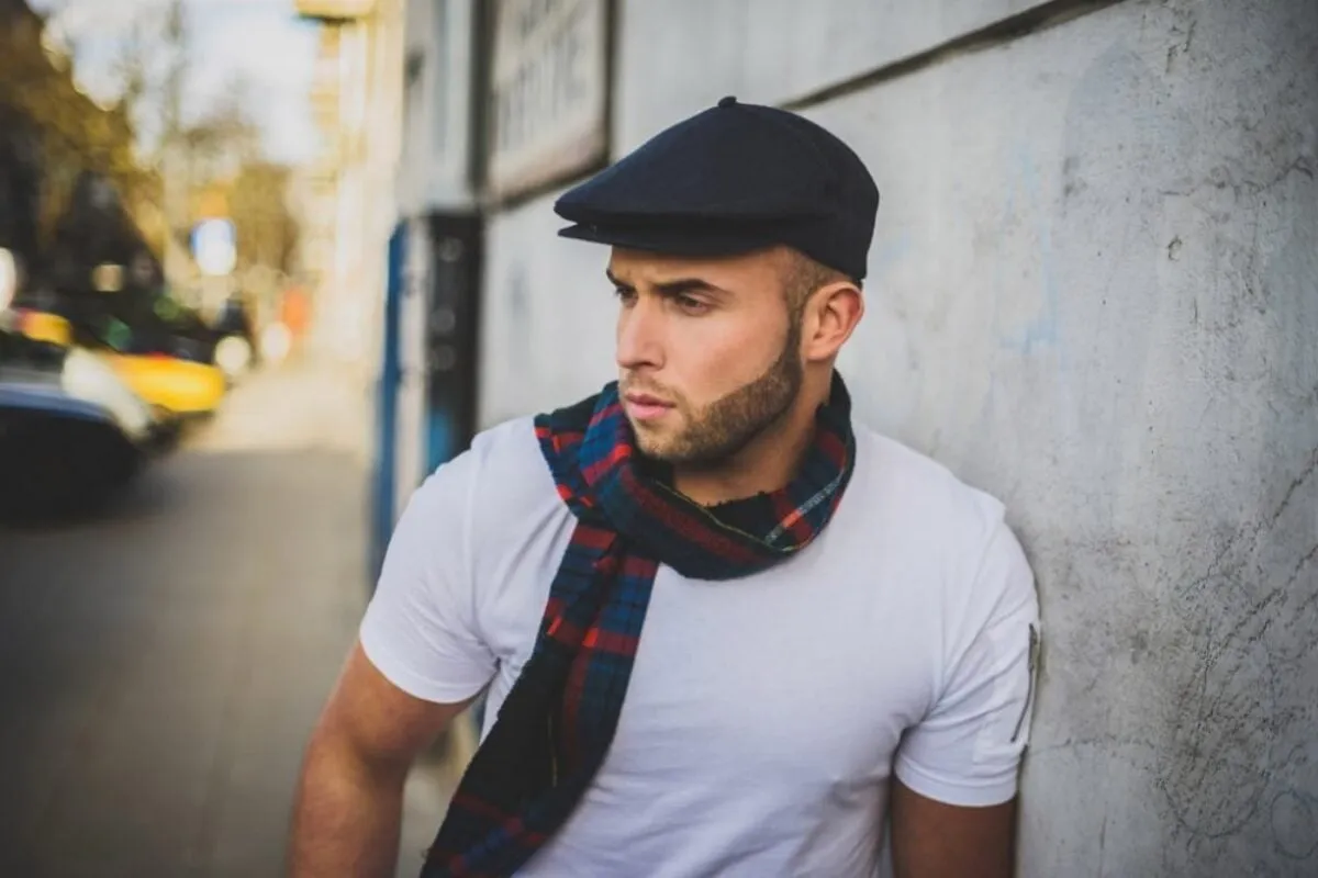 Mężczyzna w czapce dopasowanej do stylizacji i karnacji