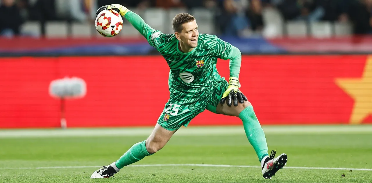 Wojciech Szczęsny, bramkarz FC Barcelony, w akcji. Jego imponujący wzrost pozwala mu skutecznie bronić bramki.