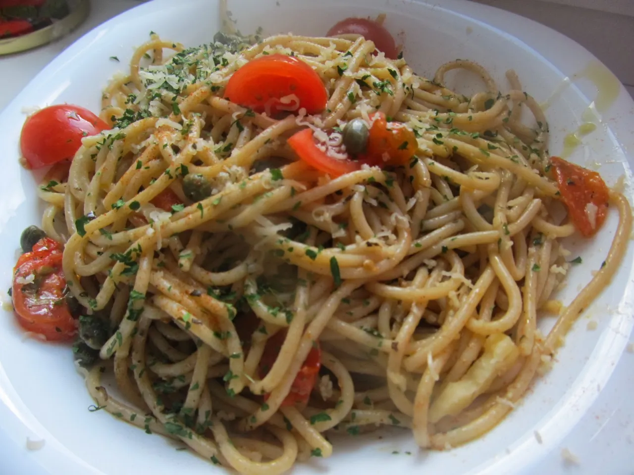 spaghetti aglio olio peperoncino pomidorki