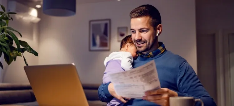 rodzice wypełniający dokumenty w domu z niemowlęciem