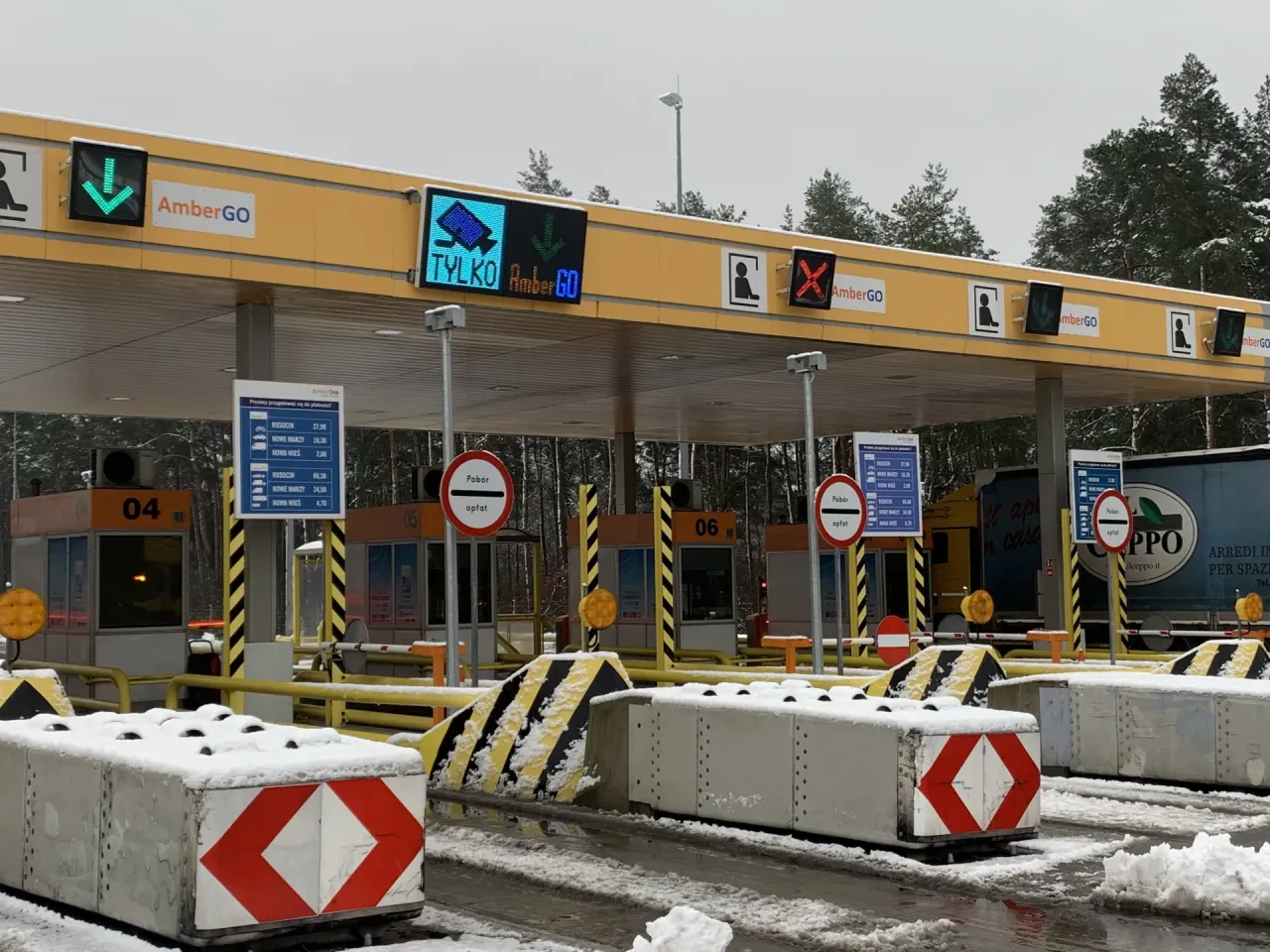 Płatność got&oacute;wką na bramkach autostradowych