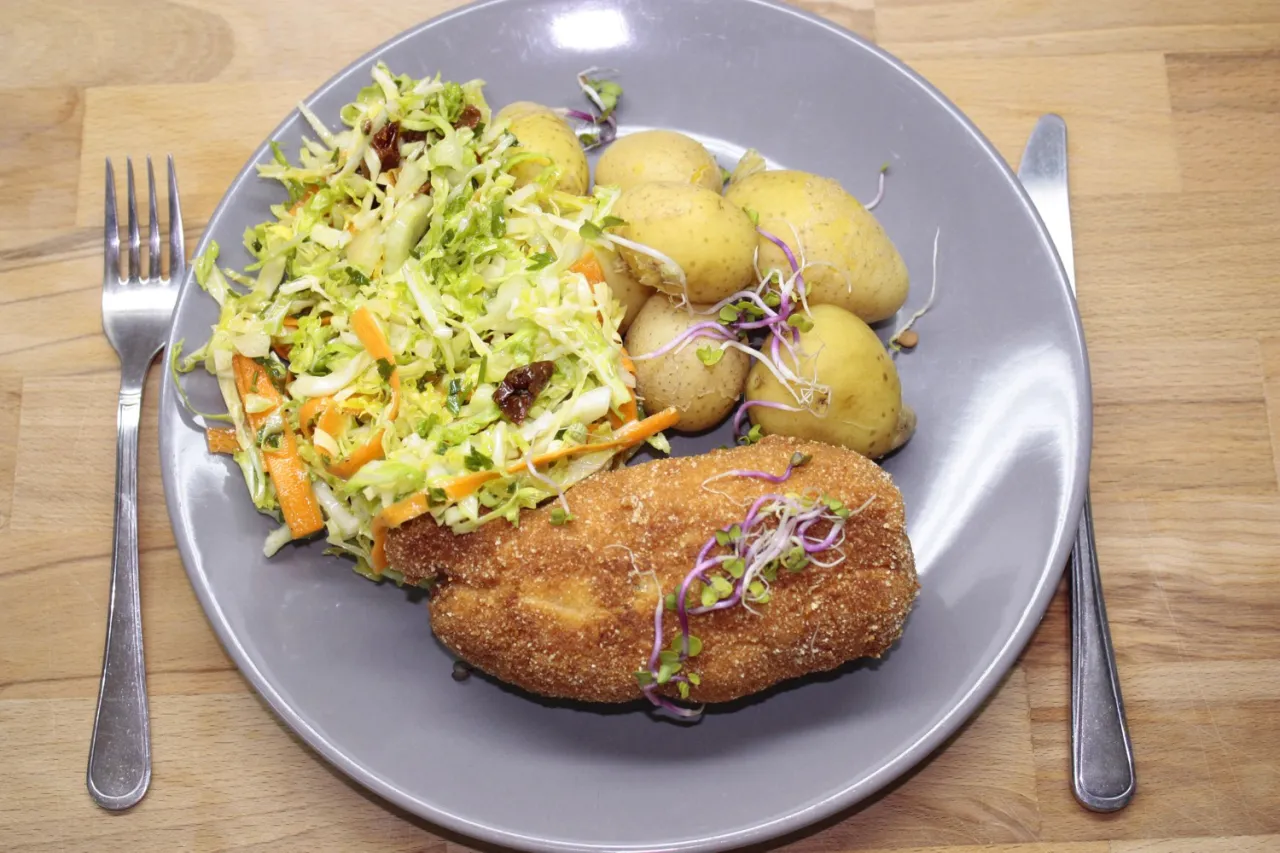 talerz de volaille z surówkami, zbilansowany obiad