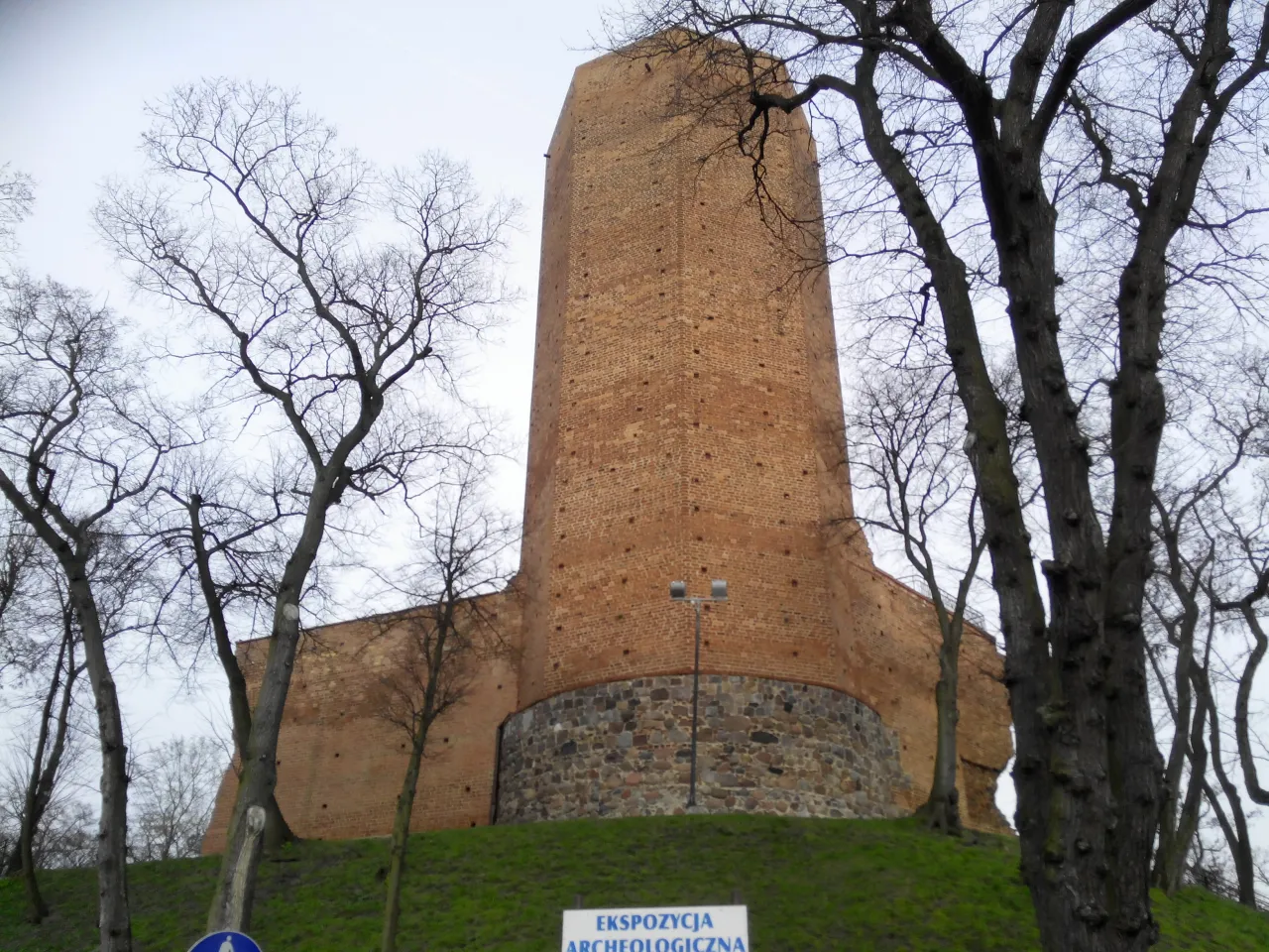 Ceglana wieża, otoczona nagimi drzewami, przypomina o legendzie o mysiej wieży.