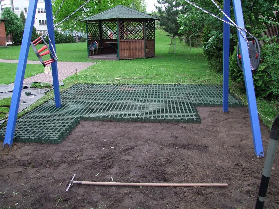 bezpieczna nawierzchnia plac zabaw, kotwienie placu zabaw