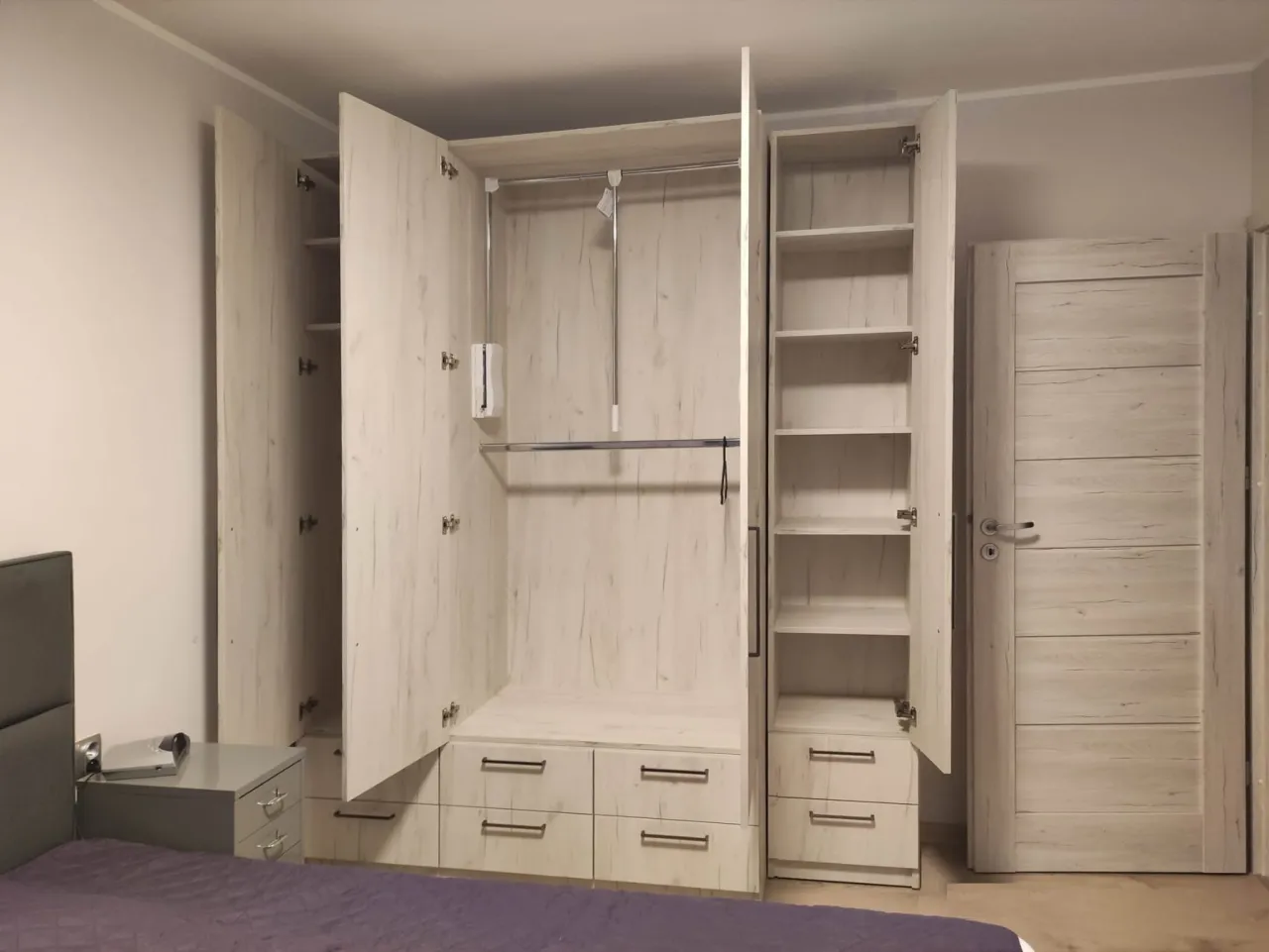 Wnętrze szafy z organizerami i pantografem