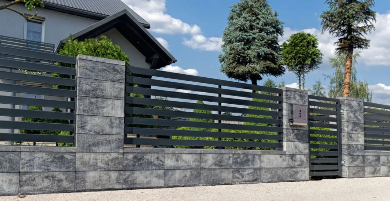 koszt płotu betonowego z montażem