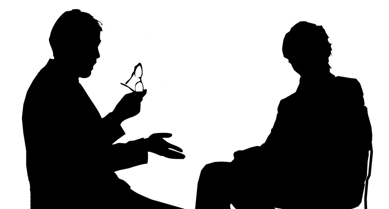 dwie osoby prowadzące ożywioną dyskusję, symbolizujące kłótnię