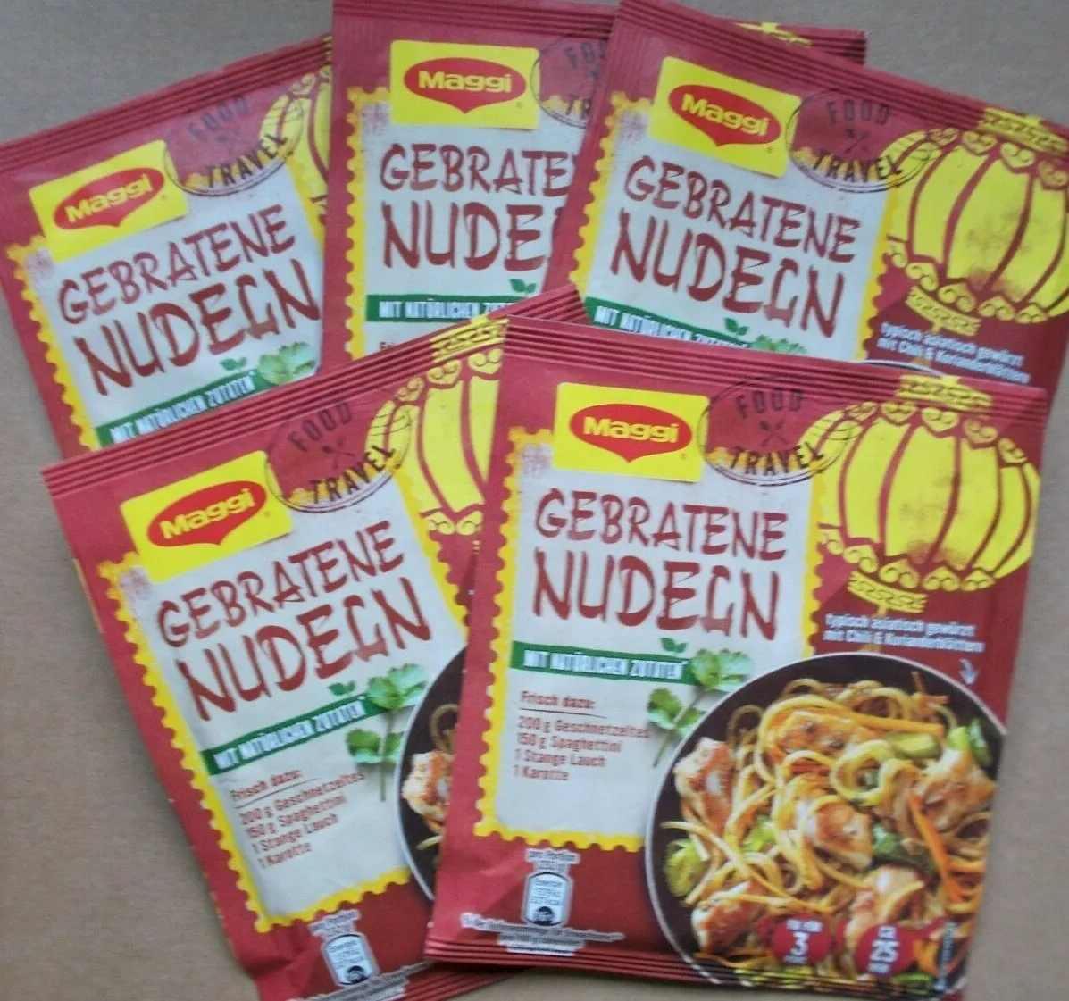 Verschiedene Packungen von Maggi Gebratene Nudeln nebeneinander