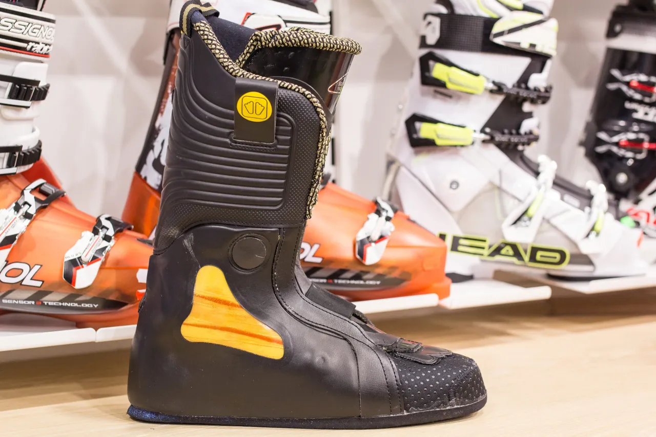 przygotowanie but&oacute;w narciarskich do założenia