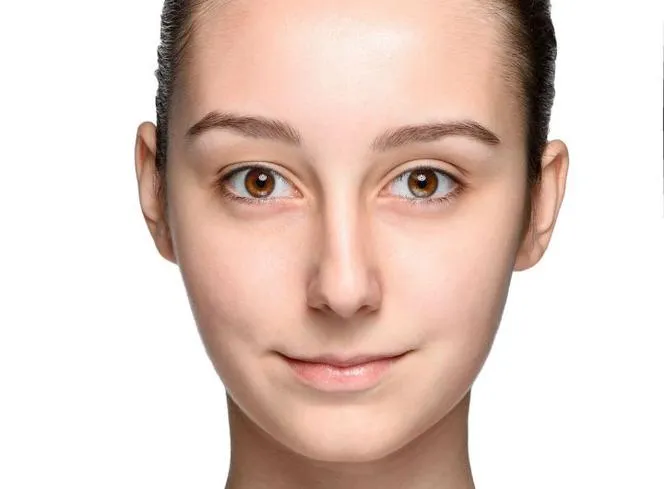 Kobieta bez makijażu przed masażem twarzy