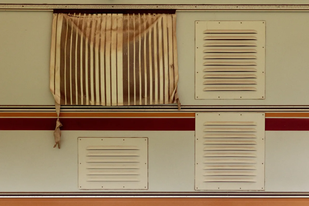 Por&oacute;wnanie materiał&oacute;w kratek wentylacyjnych