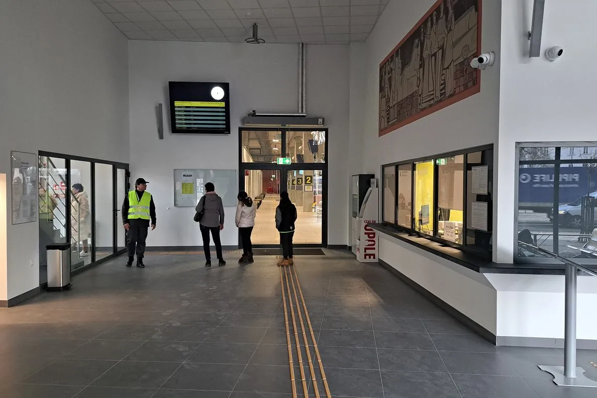 Wnętrze Dworca Autobusowego Opole Główne udogodnienia