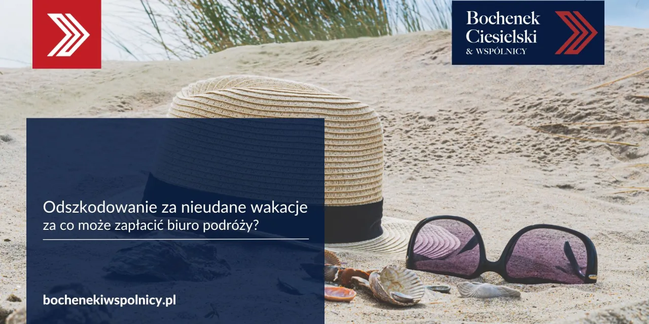 Słomkowy kapelusz i okulary przeciwsłoneczne na plaży. Tekst: 