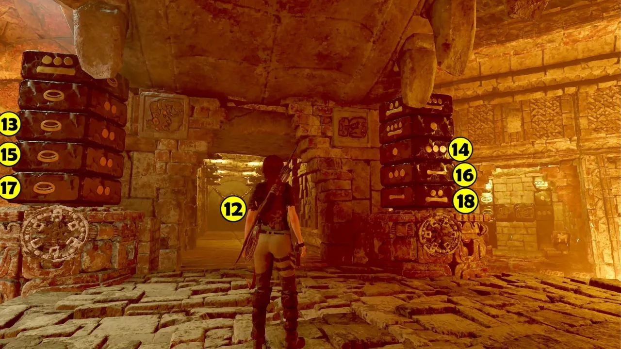 Lara Croft w starożytnej świątyni, rozwiązując zagadkę Jakuba 11. Widoczne są kamienne bloki z symbolami i oznaczenia 12-18.
