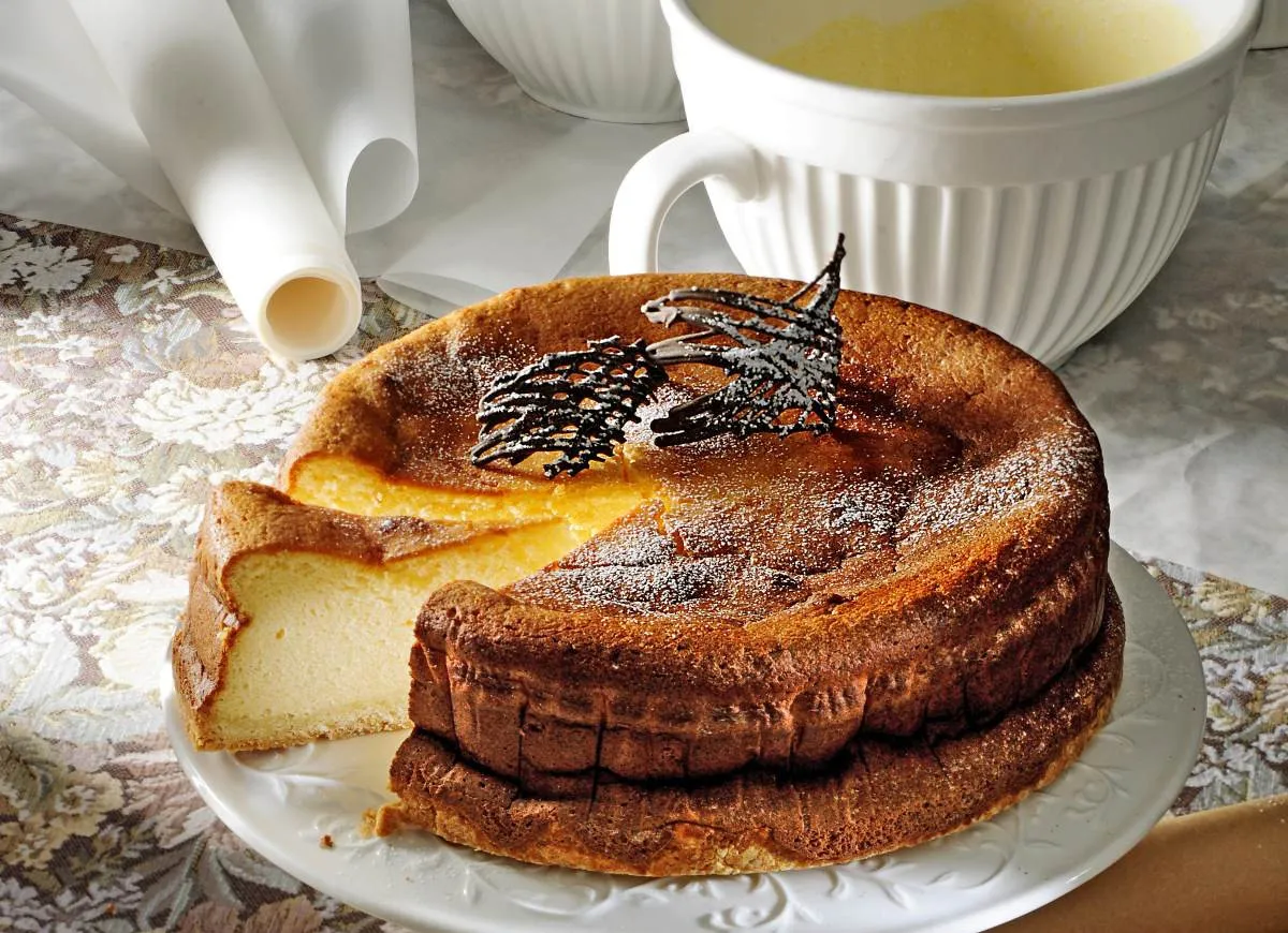 Sernik wiedeński, który zawsze się udaje, z czekoladową dekoracją i cukrem pudrem. Idealny na deser.