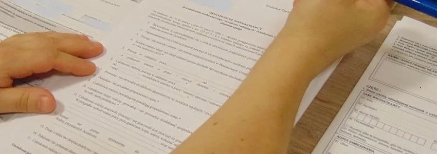 osoba składająca dokumenty w urzędzie MOPS