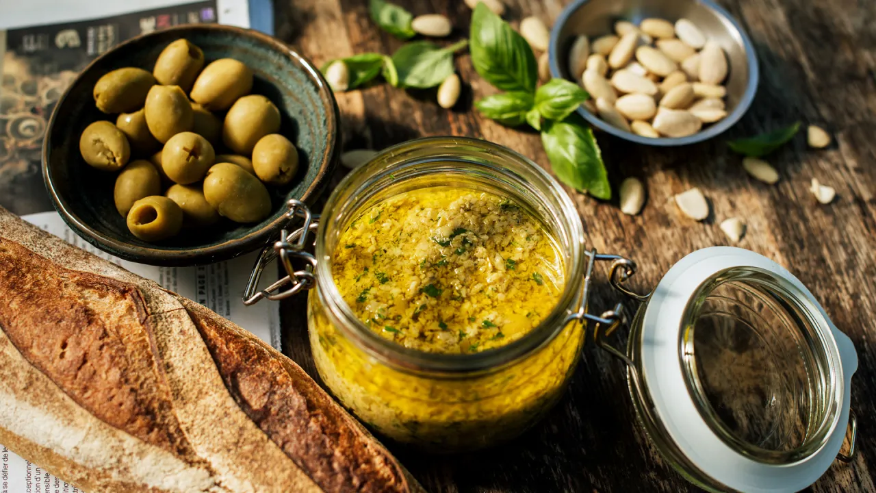 Prowansalska oliwa z oliwek i tapenada