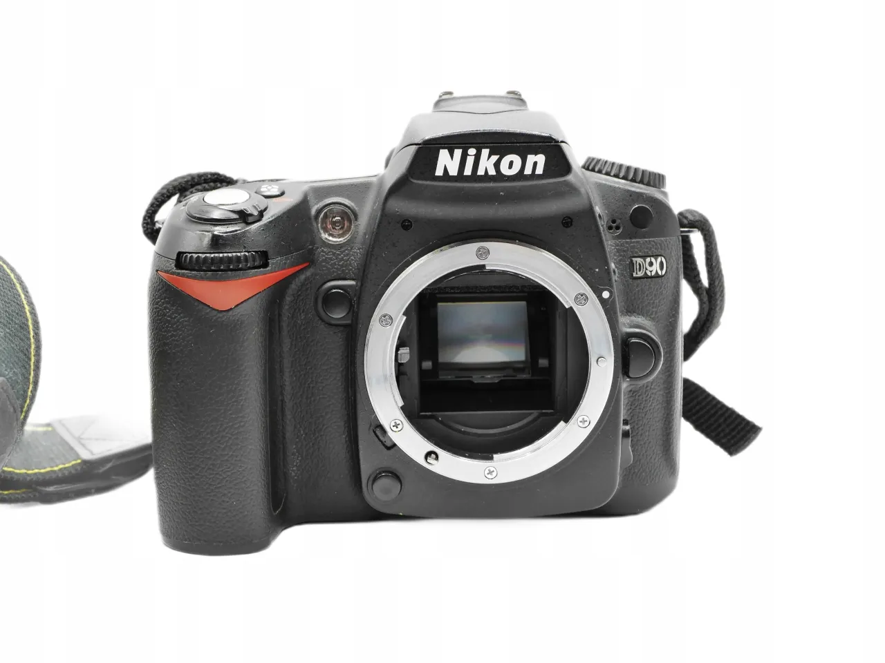 Czarna lustrzanka cyfrowa Nikon D90 z widocznym mocowaniem obiektywu i paskiem na szyję.