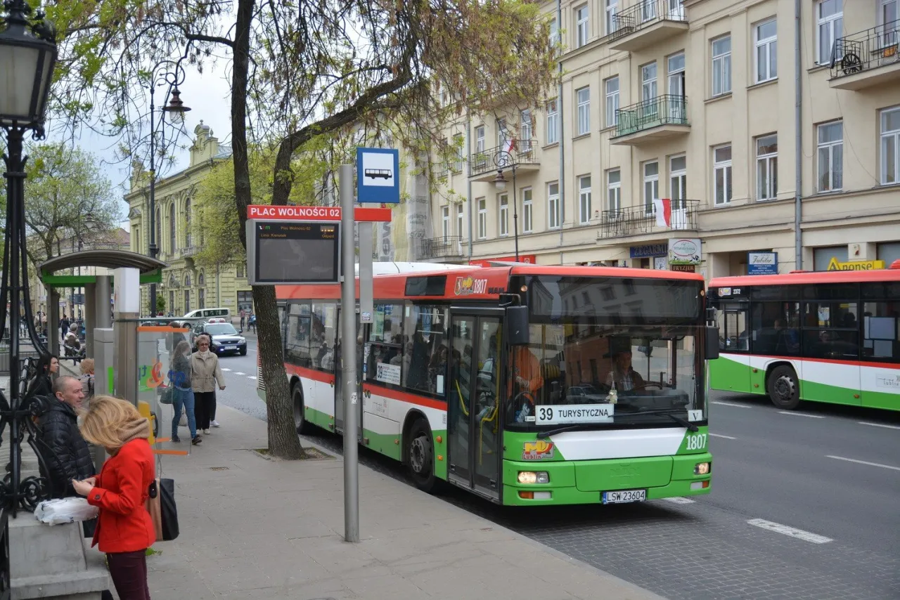 Ujazd Plac Wolności przystanek Kasz Bus