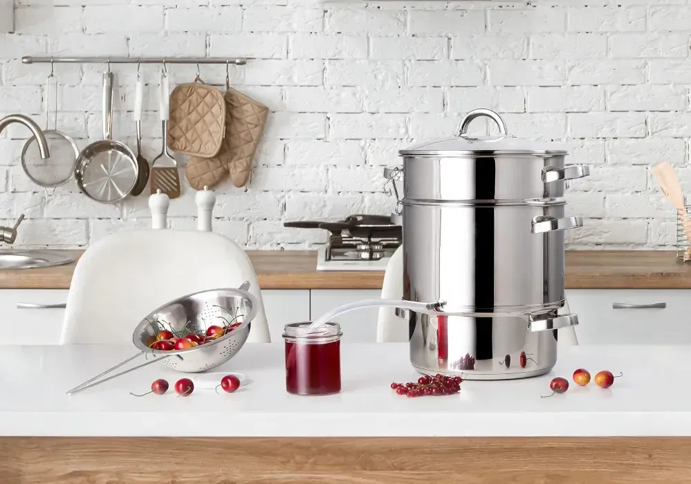 Sokownik parowy i garnek do soku z wiśni