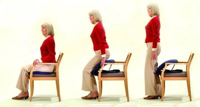 osoba pomagająca przyjacielowi wstać z fotela