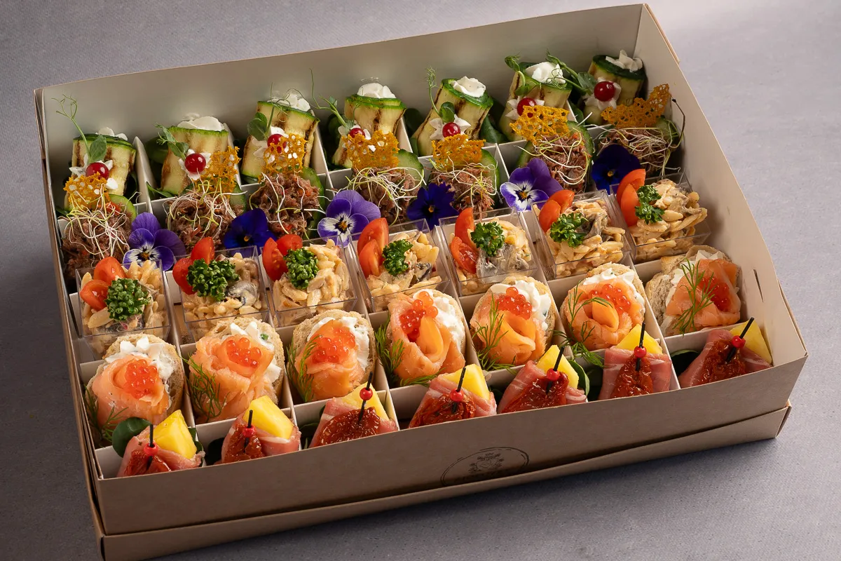 różne formy cateringu do domu, party boxy, bufet szwedzki, dania serwowane