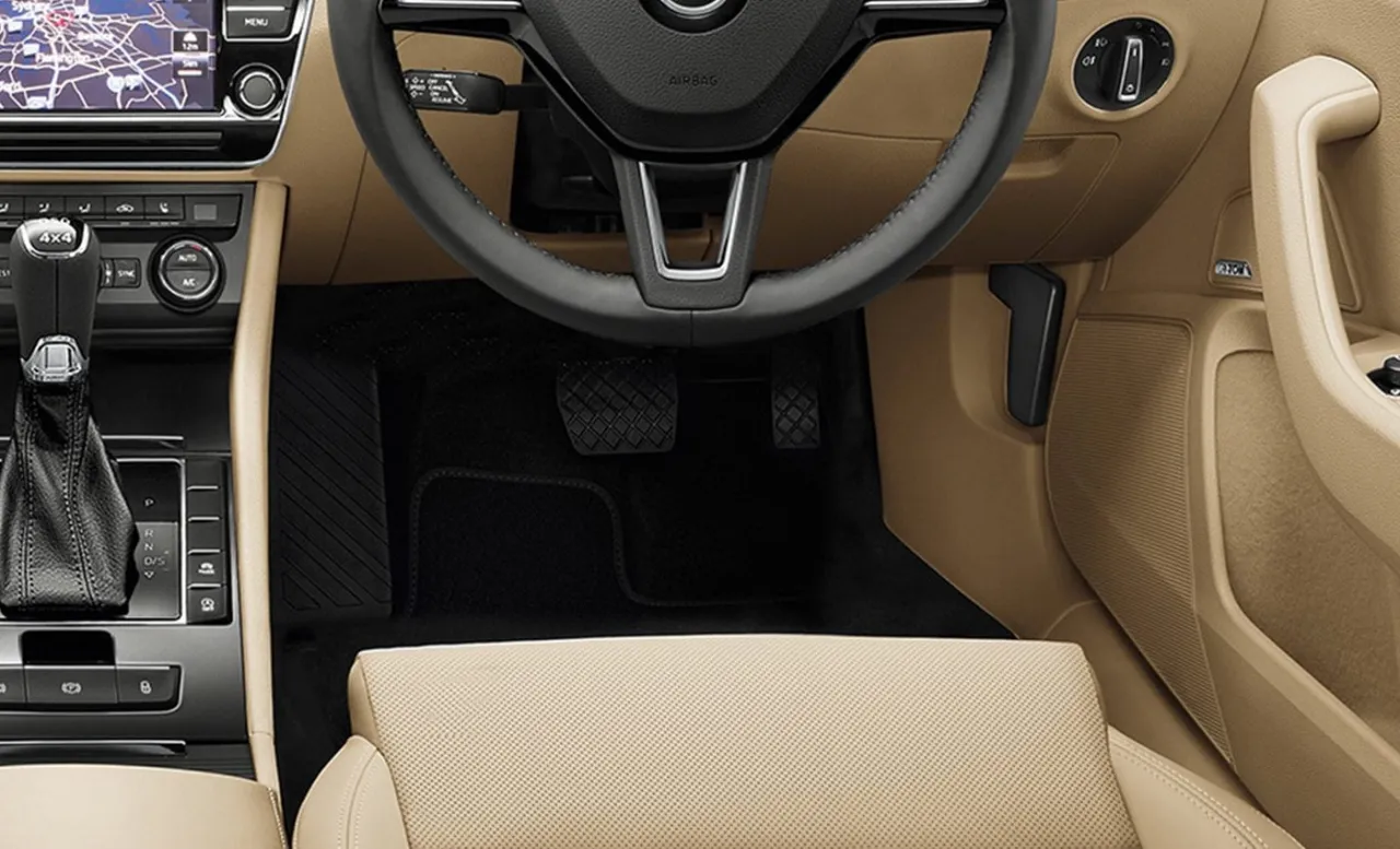 osoba patrząca na przód samochodu