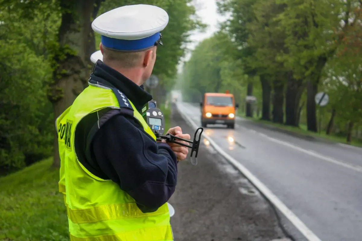 Policjant wystawiający mandat kierowcy za brak ważnego przeglądu