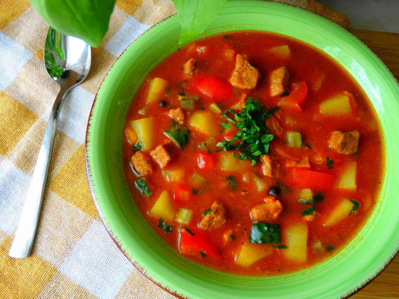 Zupa gulaszowa z pieczywem i natką pietruszki