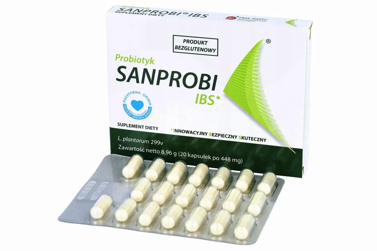 Sanprobi IBS - probiotyk bez recepty na jelito drażliwe. Opakowanie i blister z kapsułkami.