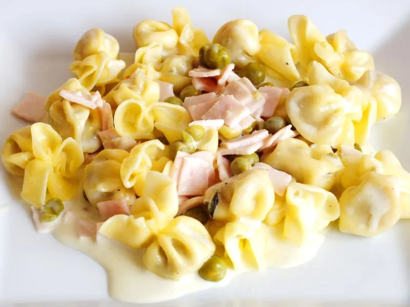 Tortellini w sosie śmietanowym z szynką i groszkiem
