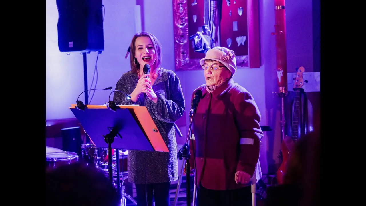 babcia i wnuczka śpiewające piosenkę