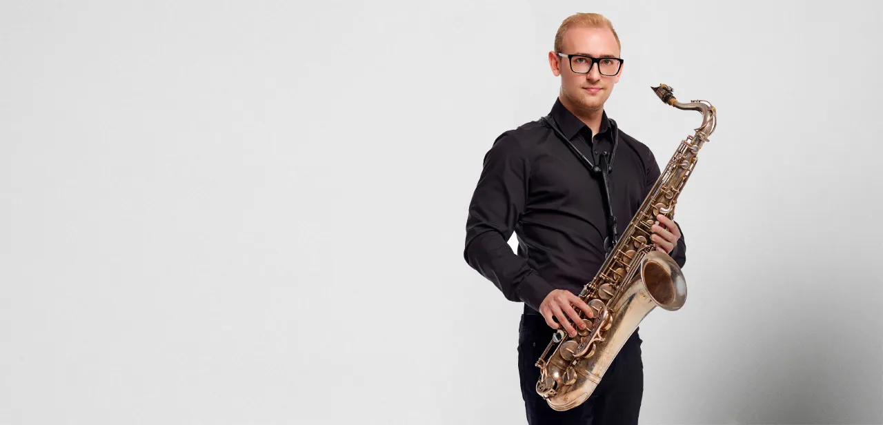 Para młoda ciesząca się z atrakcji weselnych