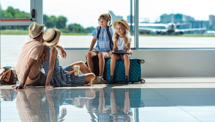 rodzina z dziećmi na lotnisku